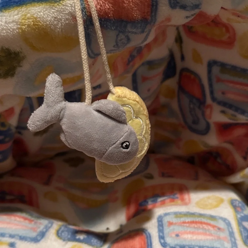 Dog bed super soft with dangle toys and shaded roof